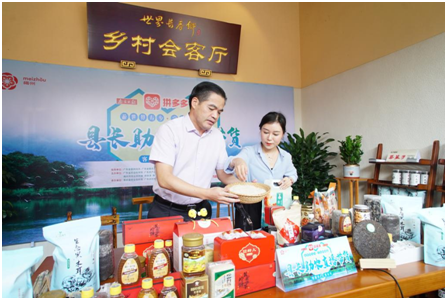 在直播现场,蕉岭县县长刘彩波热情向网友介绍蕉岭特色农产品.